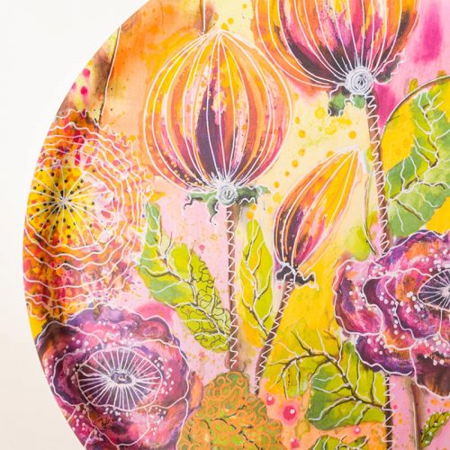 Pyöreä iso tarjotin kauniilla värikkäällä kukkakuviolla, Minna Suuronen Design.