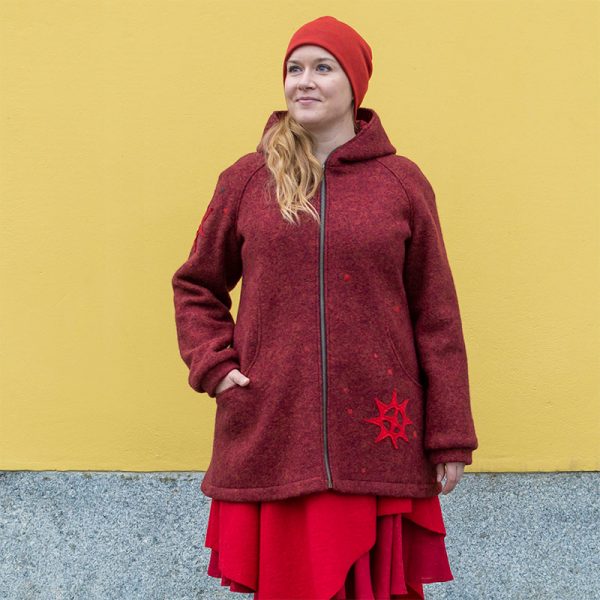 Aurinkotakki - punainen villakangastakki aurinkokuvioilla, tehty Suomessa, Minna Suuronen Design