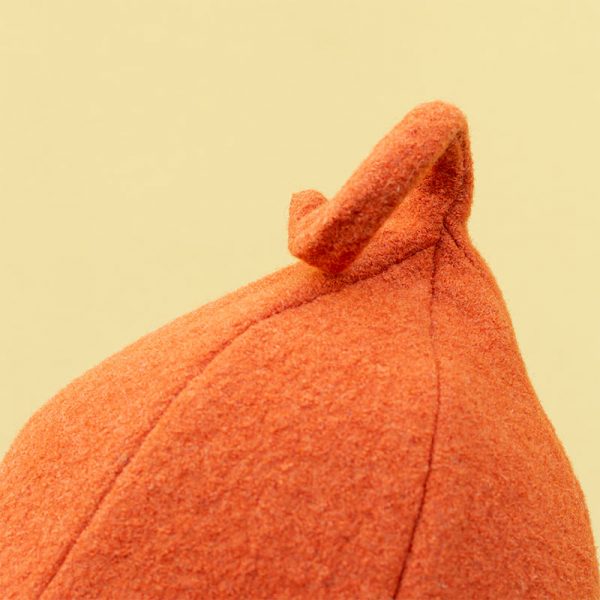Kiekura saunahattu, oranssi villakankainen saunahattu lierillä, yksityiskohtana pään päällä hauska kiekura